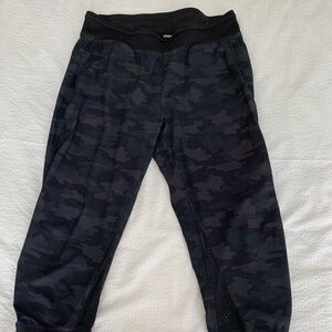 Kyodan Camo Capris. Size L. (Black and Grey)